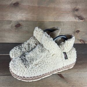 Ll Bean cozy Womens size 7 shoes beige slip on fleece pile comfort slippers